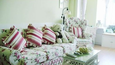 田园气息浓厚的沙发布艺搭配可爱的小熊，一看就是为女主人精心设计的休闲区域。