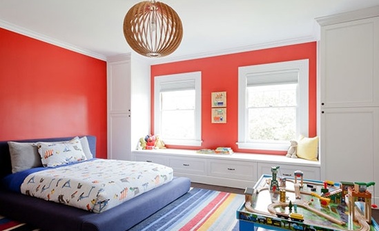 儿童房墙面用红色刷新。象征着热情和活力的红色特别适合调皮可爱的宝贝。孩子的床选择了蓝色的，与红色的墙面形成对比，更加能够迸发出活力。