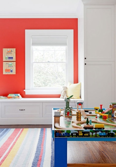 地毯也是精心挑选的，缤纷色彩的条纹是最吸引人的地方，既与房间色调相协调，又有着属于孩子的童真趣味。