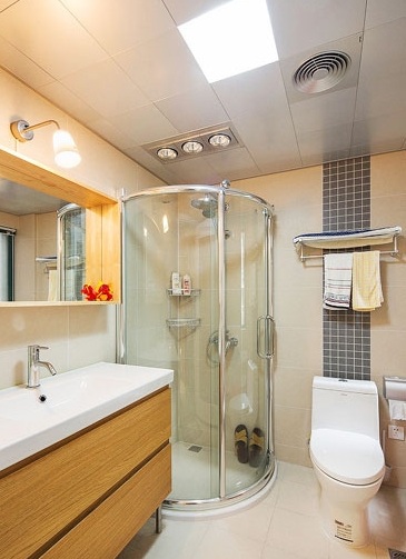 卫生间的设计往往都是最节省空间的方案，所以舍弃了浴缸采用经济实惠的淋浴装置，将角落空间完美利用起来。
