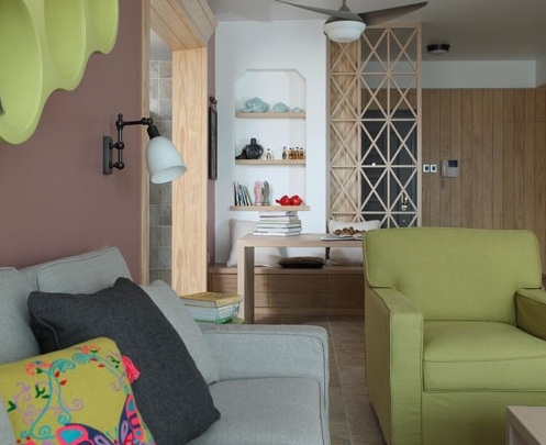 材料或者色彩一致也是让房间变大的法宝。就像从客厅一直延伸到多功能房间的原木色木条吧，贯穿两个房间很赞。