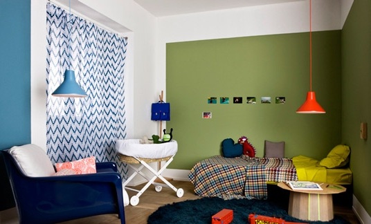 绿色和蓝色整合的一个空间里，各种灯饰、家具组合出了新鲜有趣的画面。对于活泼好动的孩子们来说，这样鲜明的色彩与快乐的生活具有同等的意味。