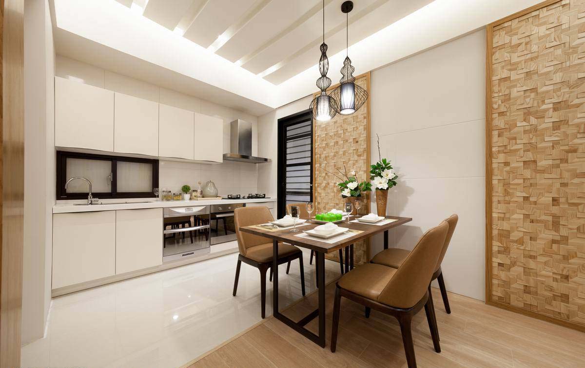 应现代生活的简食诉求，设计师采取开放式的餐厨概念，维持一贯的流畅视野。白色的厨柜优雅大方，原木色的餐桌简单温馨。