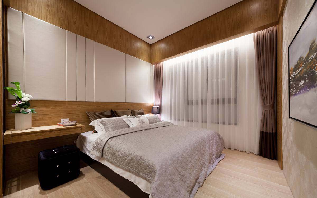 主卧设计以温和木纹为氛围基底，搭配灰色和白色的床品和装饰，整个空间显得温和舒适，在满足日常生活的同时，最大程度地缓解工作压力。