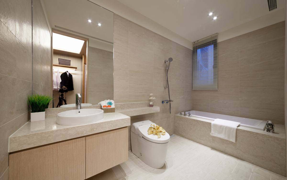主卧卫生间，灰色的墙地砖搭配，让整体空间显得干净利落，完整的区域划分，让洗漱也变得享受。