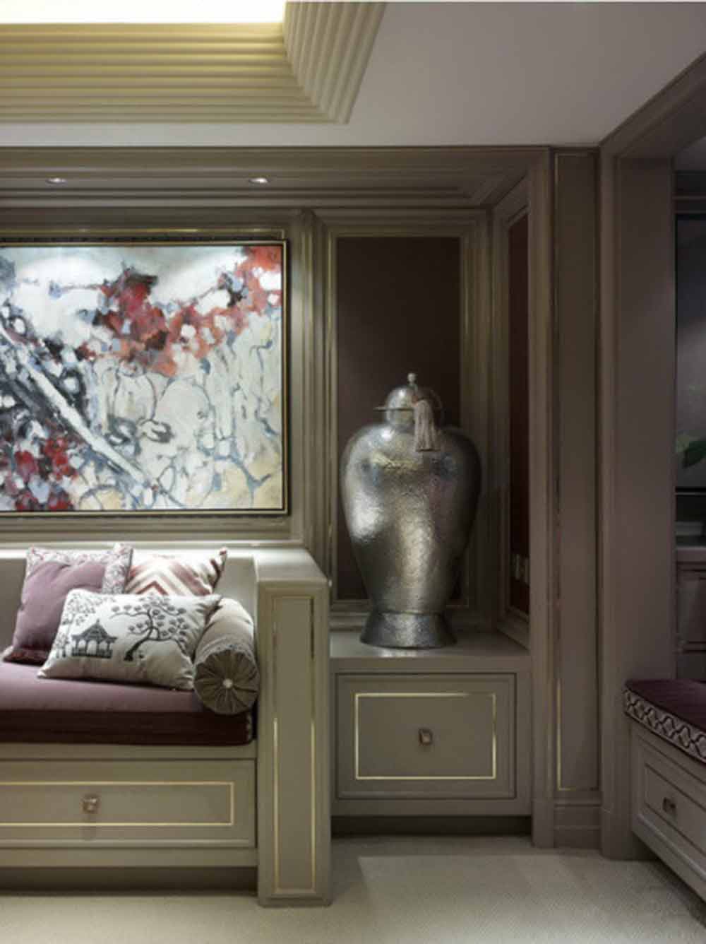 小客厅则简化了古典的中式风格，大面积采用白色，加以闪亮的边框设计，将日新月异的现代生活展现了出来。