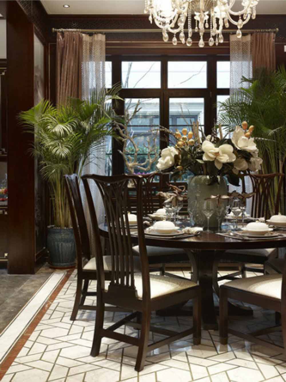 餐座椅造型简约而秀气，凸显中国式的大方和文雅。餐厅两旁对称摆放的绿植为大面积的原木色环境添加了几分生气。