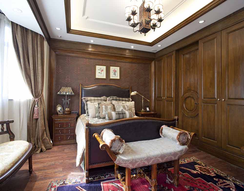 门、柜一体式的设计将衣帽间的入口近乎完美地隐藏了起来，也为卧室的收纳提供了充足的空间。