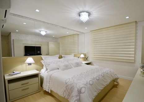 卧室里的搭配比较简洁，白色的床单清清爽爽，大面积嵌入式的镜子，起到了扩大空间的视觉效果。