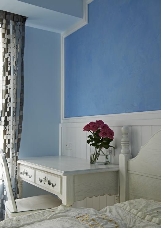 墙壁使用天蓝色加上健康环保的硅藻土，让空间风格充满清新活力。