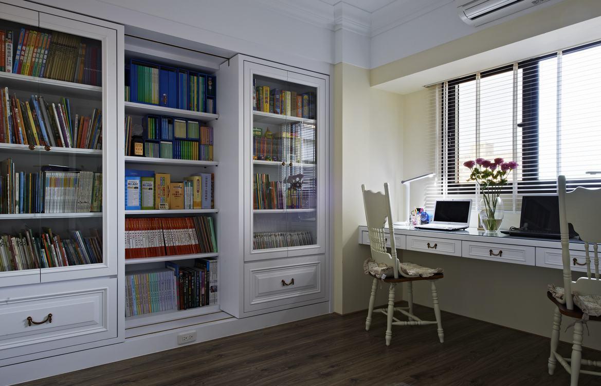 设计师因应居住者的阅读需求，利用了双层书柜增加了收纳功能。
