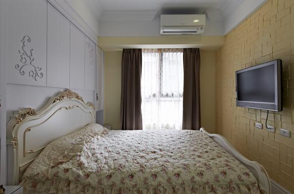 床单与电视背景墙的选择把乡村风淡雅的气息带入卧房，营造舒适的睡眠氛围。