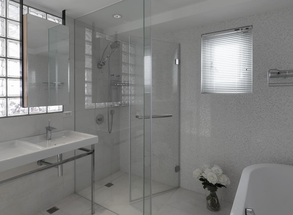 卫生间低调简洁，淋浴房也选用浅灰色来装饰隐私空间。