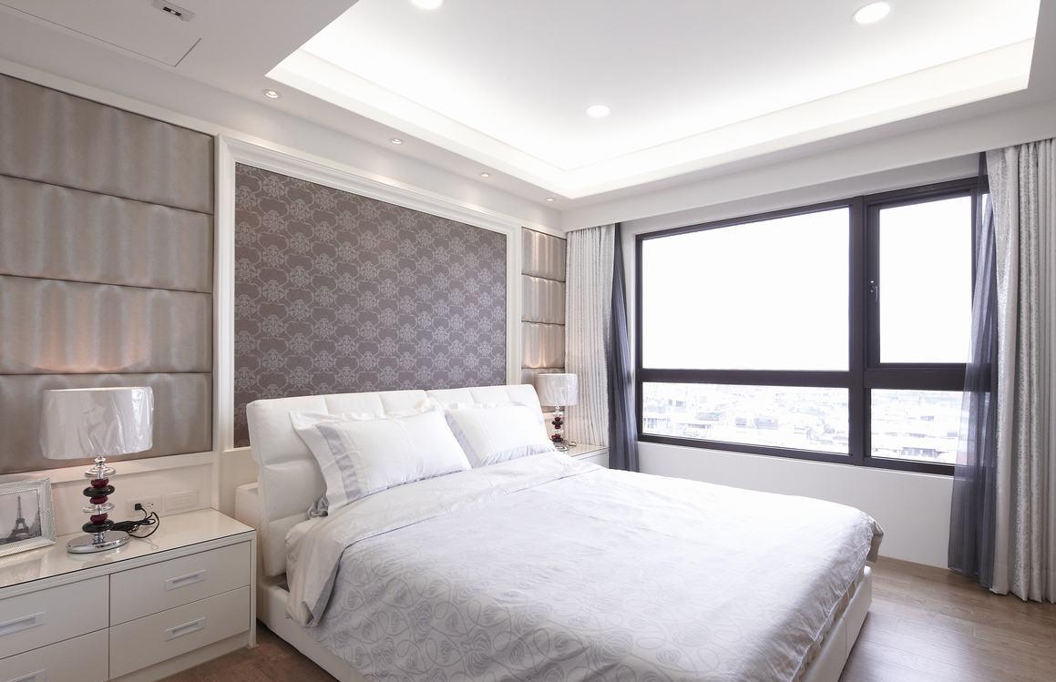 卧室灰色花纹背景墙和LED柜子承接起来，使空间紧密结合，没有一丝疏离感。
