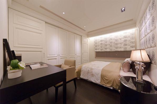 卧室用优雅的白色花朵装点背景墙，精致而有品位。