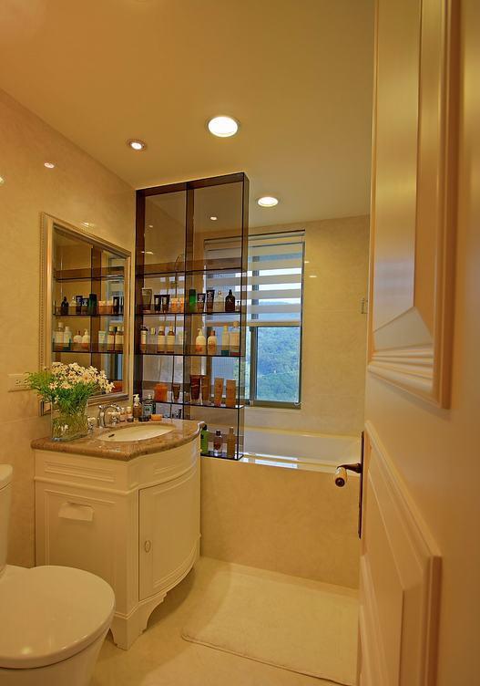 浴室边上把储物柜作为浴缸和洗手槽的隔断，又增加了收纳的功能！
