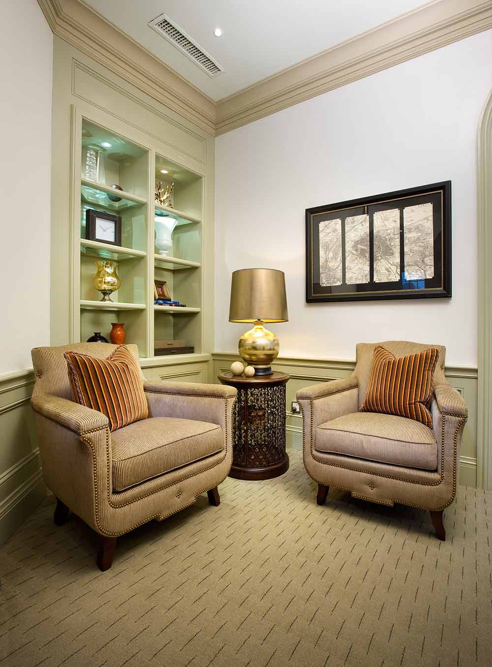 相较客厅而言，这里属于较为私人的角落，所以在布置上设计得更为温馨。米色的地毯和座椅与浅色的环境相互融合，让人倍感放松舒心。