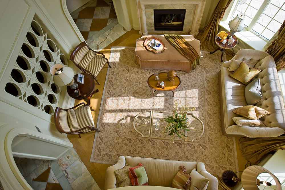 别墅是最适合用美式风格装修的户型之一。大气、宽阔的房型能将所有经典一一容纳。从地毯到家具，最后到墙壁，自下而上从深到浅的过渡是装修必然要遵循的空间用色规律。