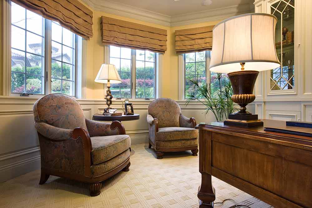 书房的整体设计给人一种厚实的视觉感应。多层的窗帘是对经典的沿用，弧形饱满的座椅则能为来客提供舒适的感受。