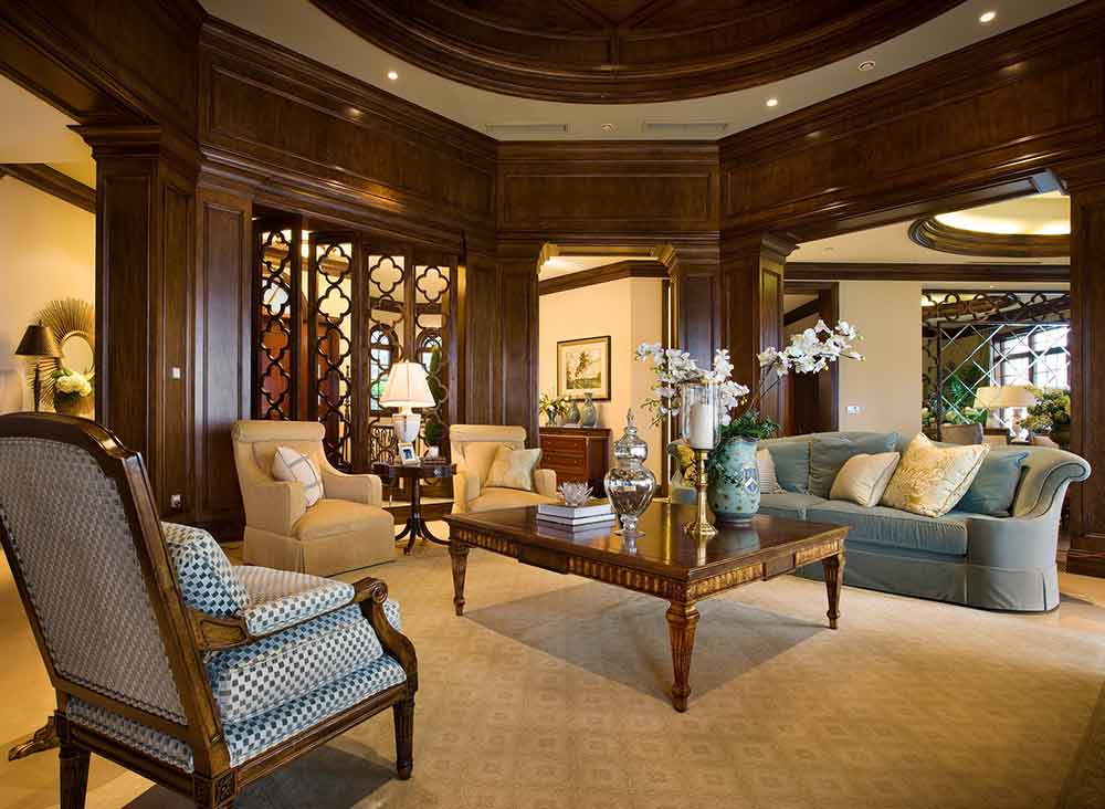 另一处客厅延续了轻快明亮的风格。浅蓝色总能营造出轻松安心的环境，从柔软沙发到木质和布艺相结合的座椅，再到木质茶几以及周围的大环境，从软到硬的过渡自然而协调。