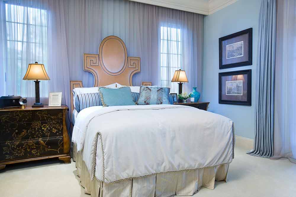 儿童房更为浪漫清新。设计师最初意在设计出一个蓝色调的温馨小房间，却偶然灵光一现，用轻透的蓝色纱帘营造出了一个更加柔软而唯美的空间。