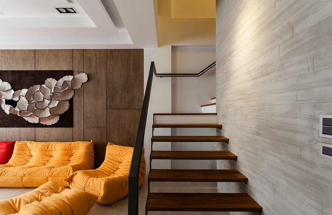 结构预设钢筋的悬浮楼梯结合了仿木纹的墙面，沉稳静谧中却也可以看见设计的力道。