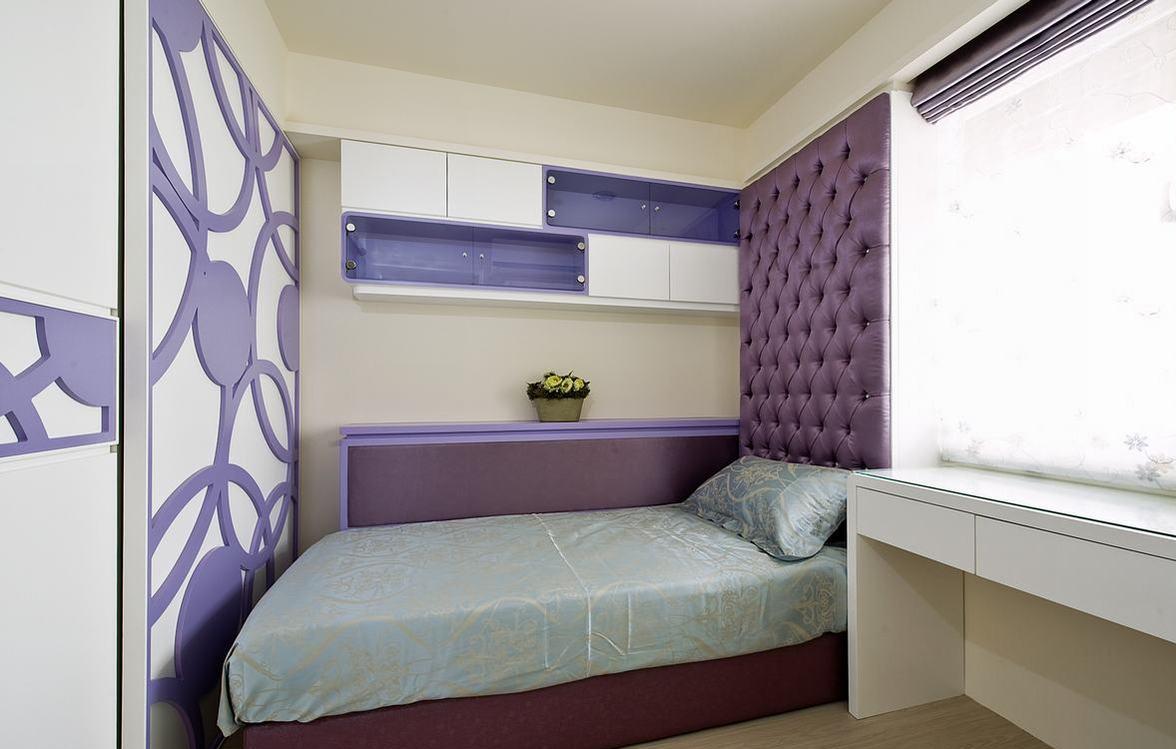 映入眼帘的就是素雅的紫色，床边就是白色的书桌，气质淡雅，超让人放松的卧室。