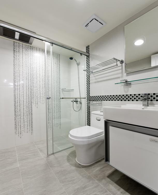 卫生间以白色为主，黑白相间的瓷砖让卫生间一点儿都不显单调。