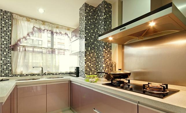 厨房采用了马赛克瓷砖不会那么单调，油烟机后用了不锈钢板，便于打理。