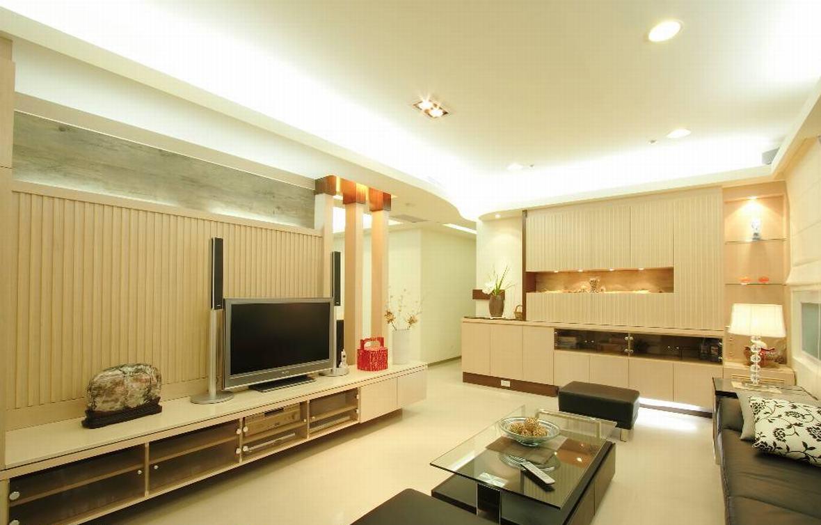 客厅主墙具TV柜功能，利用天花的造型设计，让光源间接营造出空间的层次变化。