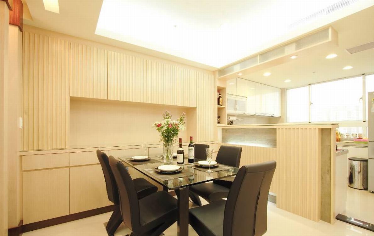 餐厅延伸了客厅的材质让整体空间保持一致，柔和的光线也让用餐更加愉快。
