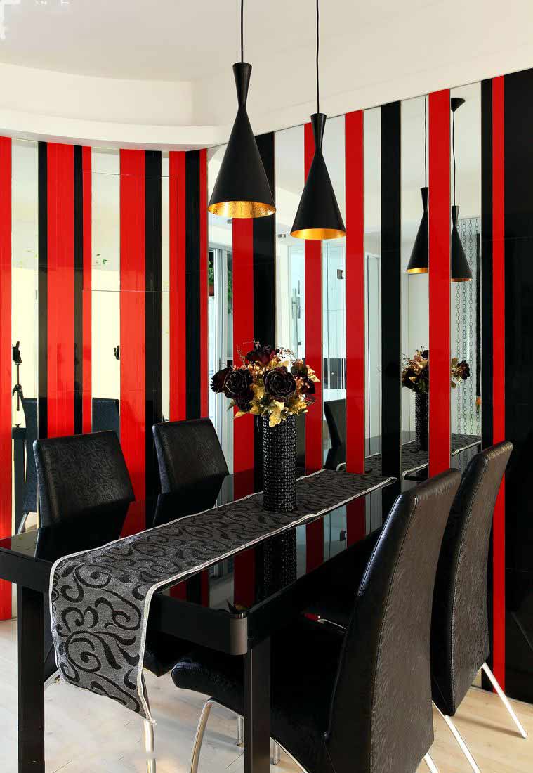 餐厅背景墙，全部用复合地板上墙，而不同颜色代表不同含义——红色代表吉祥、喜气、热烈、奔放、激情、斗志，黑色则代表庄重、高雅、与众不同，银镜条拉伸空间，让空间干净透明。