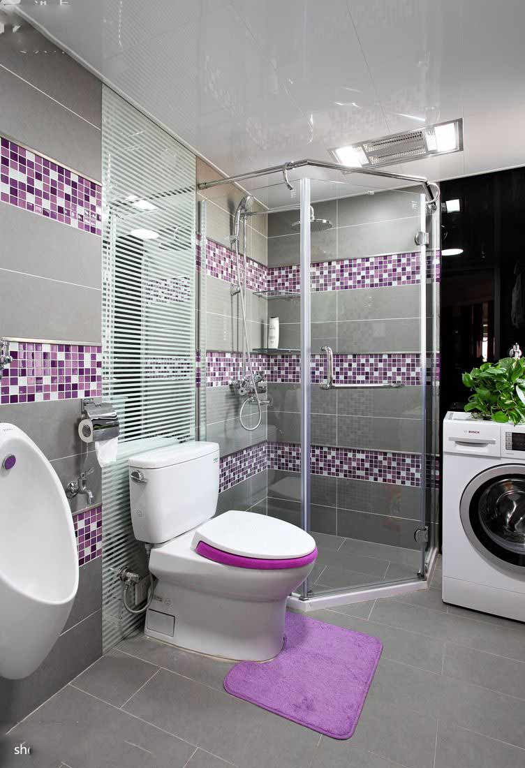 紫色让卫生间呈现出了不一样的感觉，紫色的马赛克砖、马桶圈等等都为空间增添了奇幻的色彩。