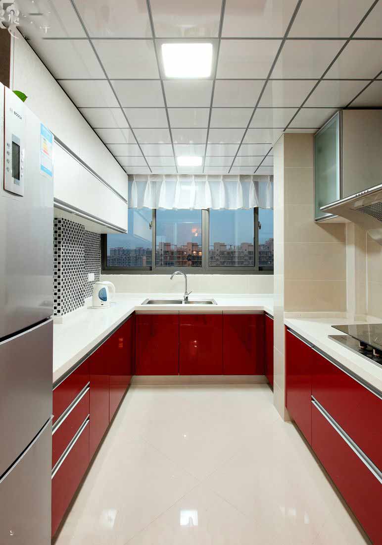 如果餐厅的吊柜也用红色，一定会让空间压抑，所以吊柜选择了白色暗纹的设计，这样透过餐厅看到厨房便是一致的色调。