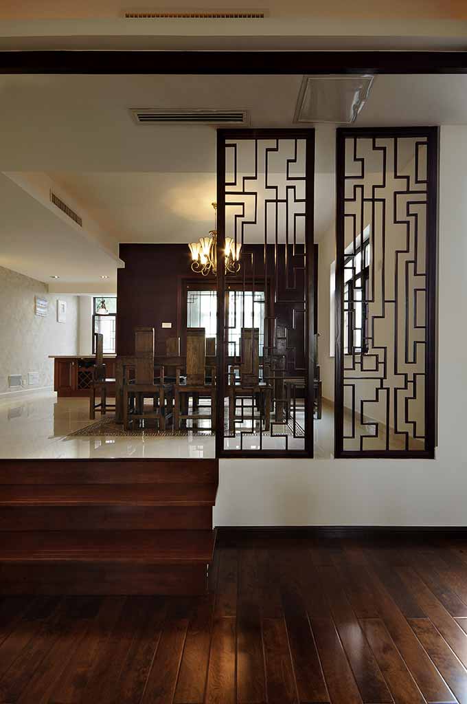 从客厅到餐厅，上升式的设计带着仪式感和庄重感。门扇般的隔断设计带着浓郁的传统人文风格。
