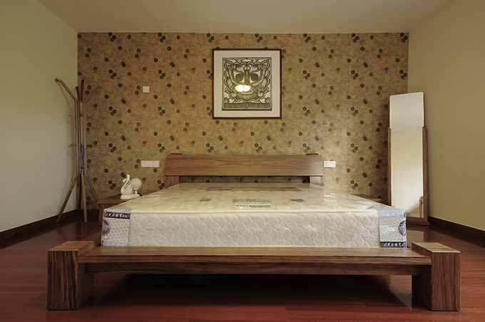 床头墙面作为目光的聚焦点，在当中以图腾挂画做装饰，个性十足。家具造型简洁实用，选材安全而环保。