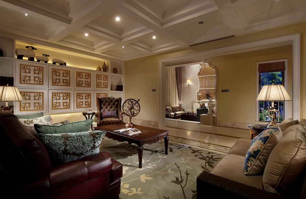 客厅的用色十分清雅温馨。蛋黄的墙壁与一面收纳柜的精致花色相互呼应，素雅的绿色地毯与沙发靠枕之间又存在着深度的递进关系，整体和谐唯美。
