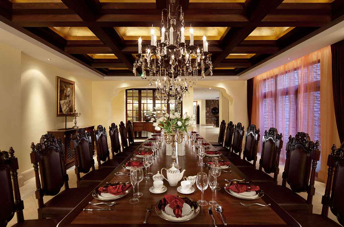 餐厅十分豪华气派。长桌一方面适应了会客的需要，另一方面，从设计的角度来说，也是美式餐厅中十分经典的一款设计。
