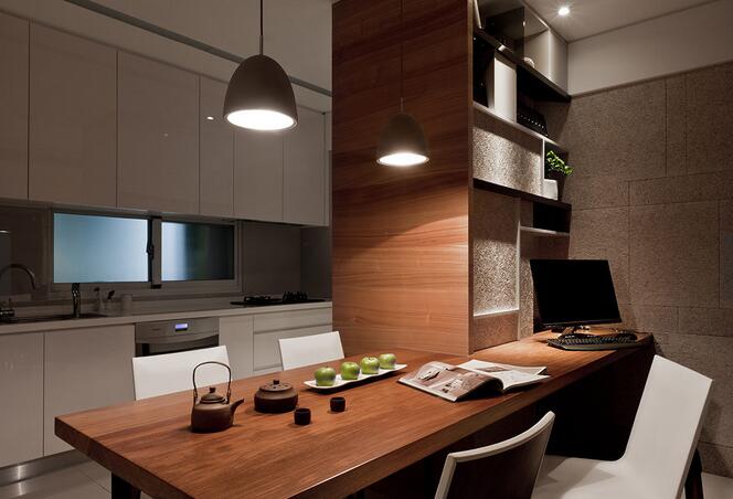 将尽可能利用的空间充分利用起来，是设计师对于案例的设计理念之一。厨房后方设置用餐区，在餐桌一侧的角落处规划成为电脑区，实现了合理的整合安排。