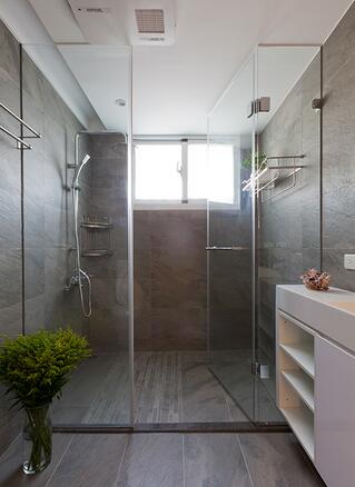 卫浴空间对于舒适度的要求不亚于卧室。玻璃隔门将干湿区域隔开，淋浴空间相较一般的小面积卫生间而言更为宽敞。