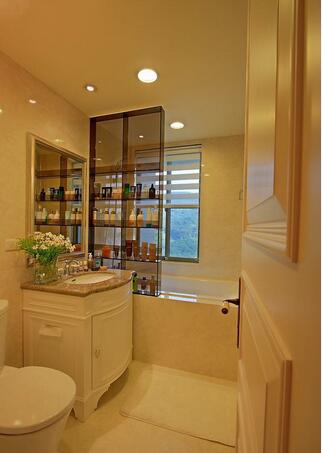 茶色的玻璃柜设置在洗手台和浴缸之间，非常实用。而且又可以作为一道玄关，为隐私区域做适当的遮挡。