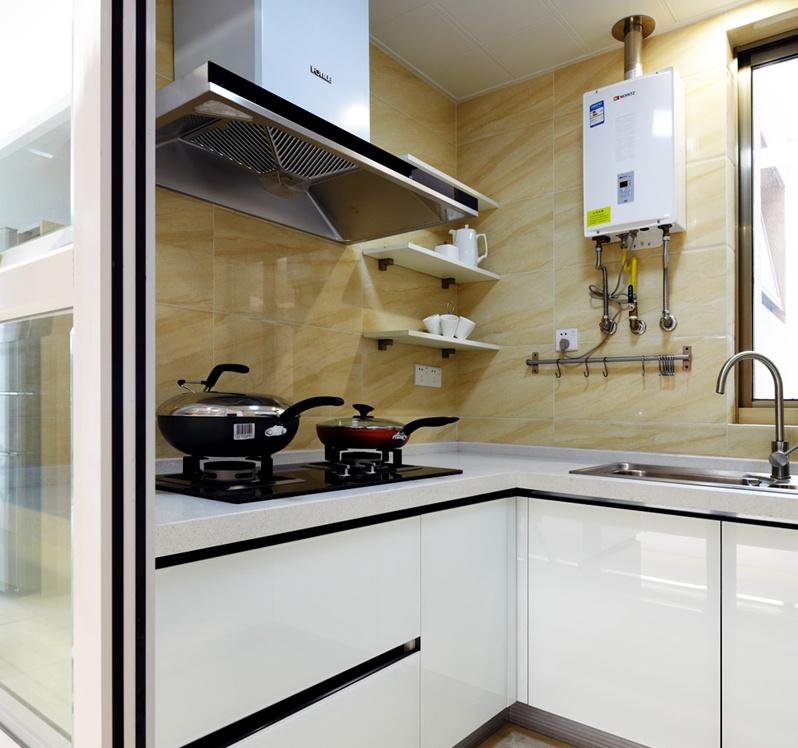 半敞开的厨房，玻璃活动门让油烟不会进入日常活动区。