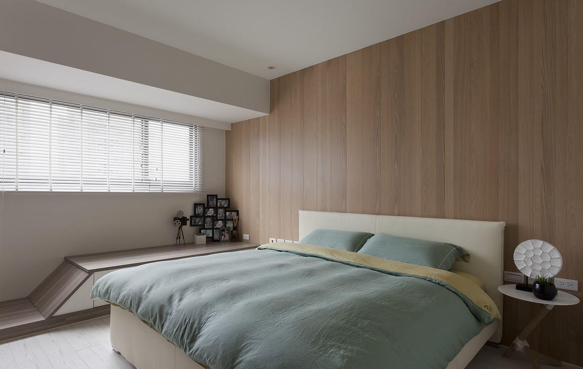 卧室床头以木皮的斜角设计，造就两种高度，不但具有收纳功能，坐卧也不限制在床上，可以随心选择。