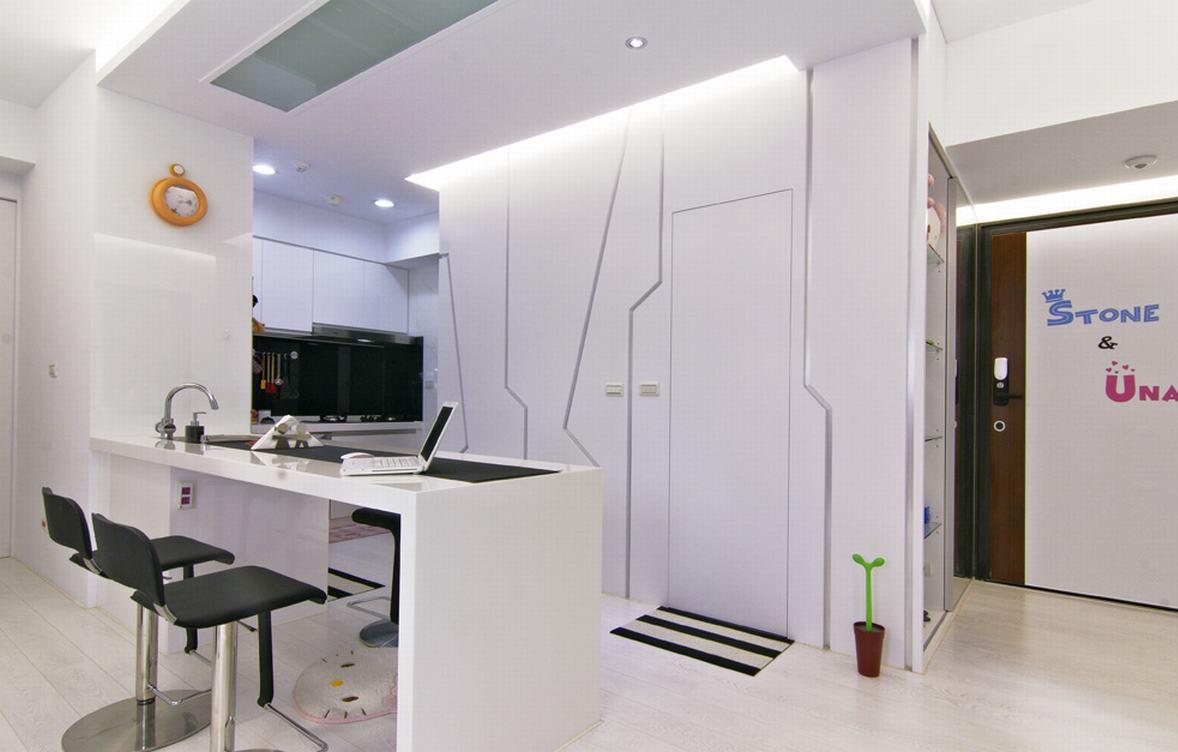 在灯光的变化中，纯白色空间仍然可以看见开放式吧台与厨房的线条。
