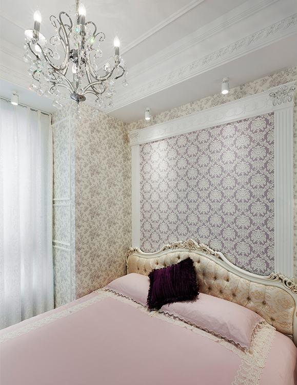 卧室的壁纸造型及横梁雕纹，让人不仅将视线移至床头。