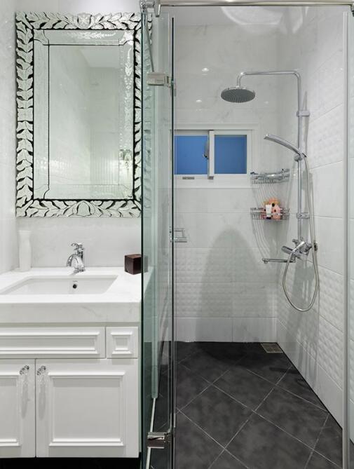 简白干净的卫浴空间搭配样式精美的镜面空间更显格调。