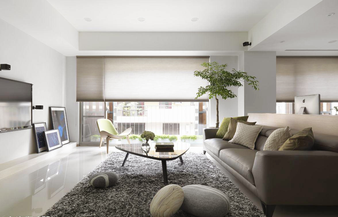 大大的落地窗保证了客厅的采光性，米色沙发搭配灰色地毯，让空间显得颇有气质，绿色的造型椅起到点睛的作用，在一片素色中显得格外亮眼。