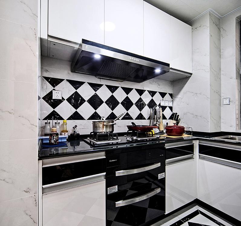 厨房以黑白为基调，充斥着现代感又显得干净整洁。