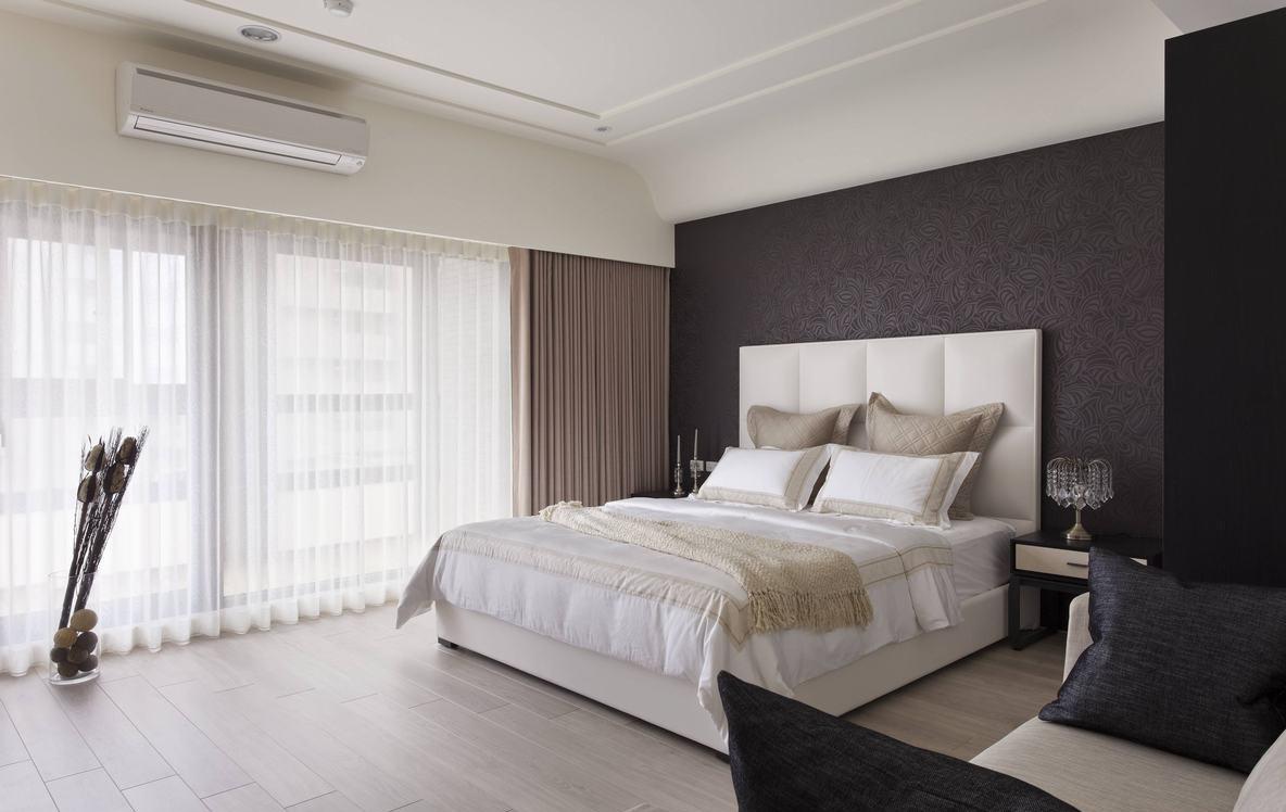 主卧床头白色绷布搭配黑色壁纸，呈现高端奢华而又精致的规格。