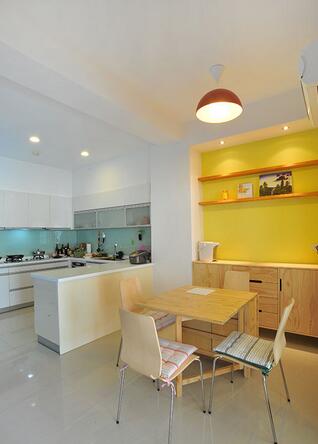 洁白的厨房，在餐厅区域慢慢融入与黄色的对比，增加了视觉变化。